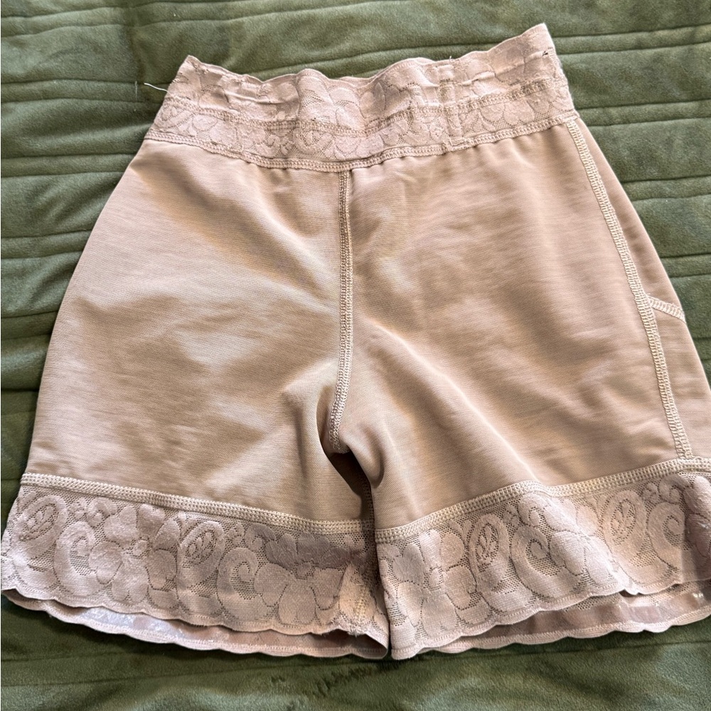 Short levanta, glúteos colombiano